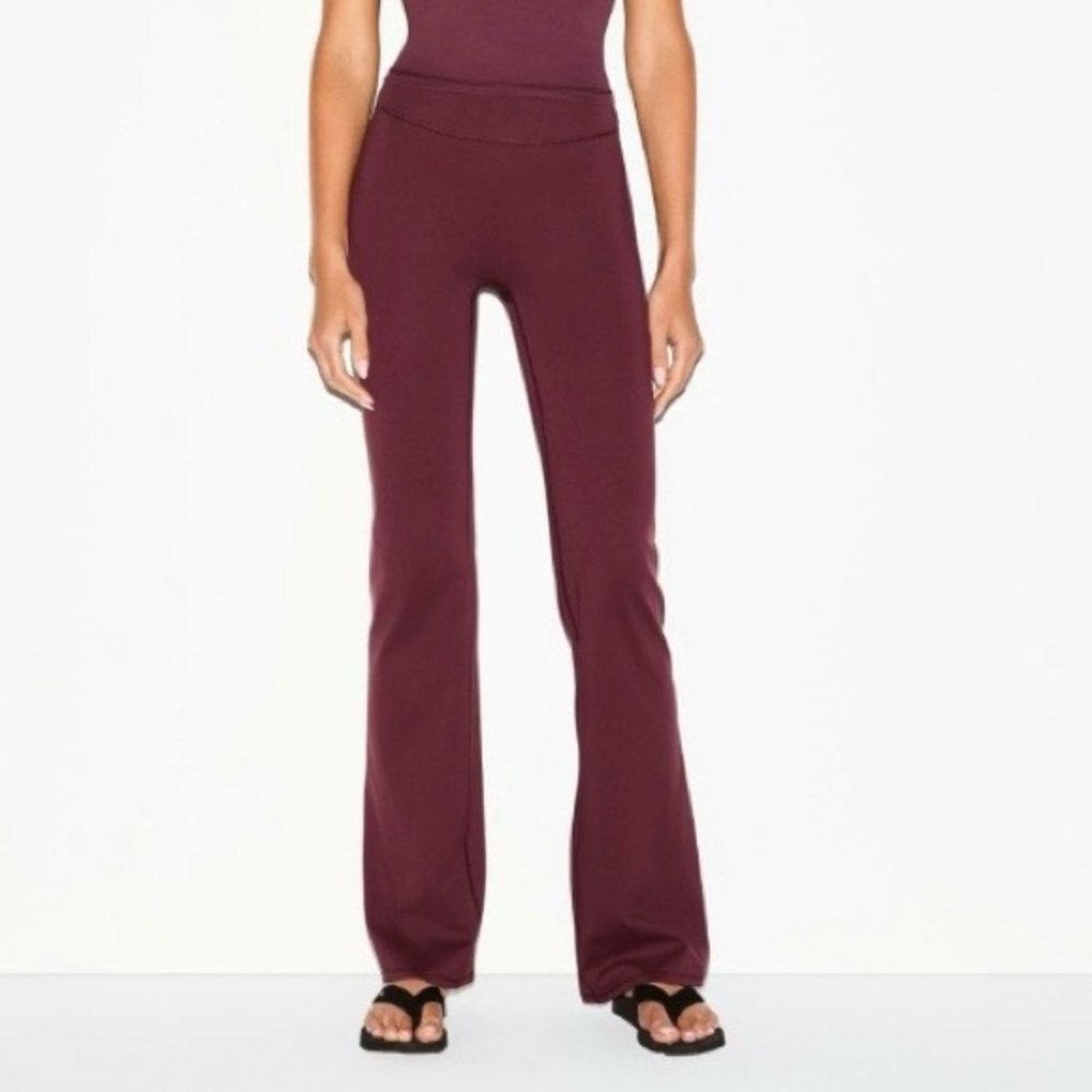 skims nike matte slim flare legging in currant